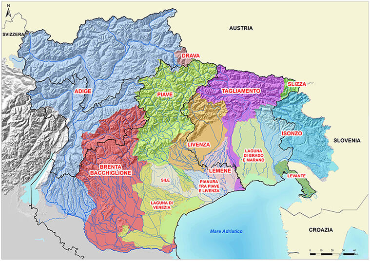 Mappa idrografica del nord-est dell'Italia, che mostra i principali bacini fluviali. I bacini sono colorati per differenziare le aree, includendo Adige, Drava, Piave, Tagliamento, Isonzo e altri. I confini nazionali con Austria, Slovenia e Croazia sono evidenziati, così come il Mare Adriatico a sud.